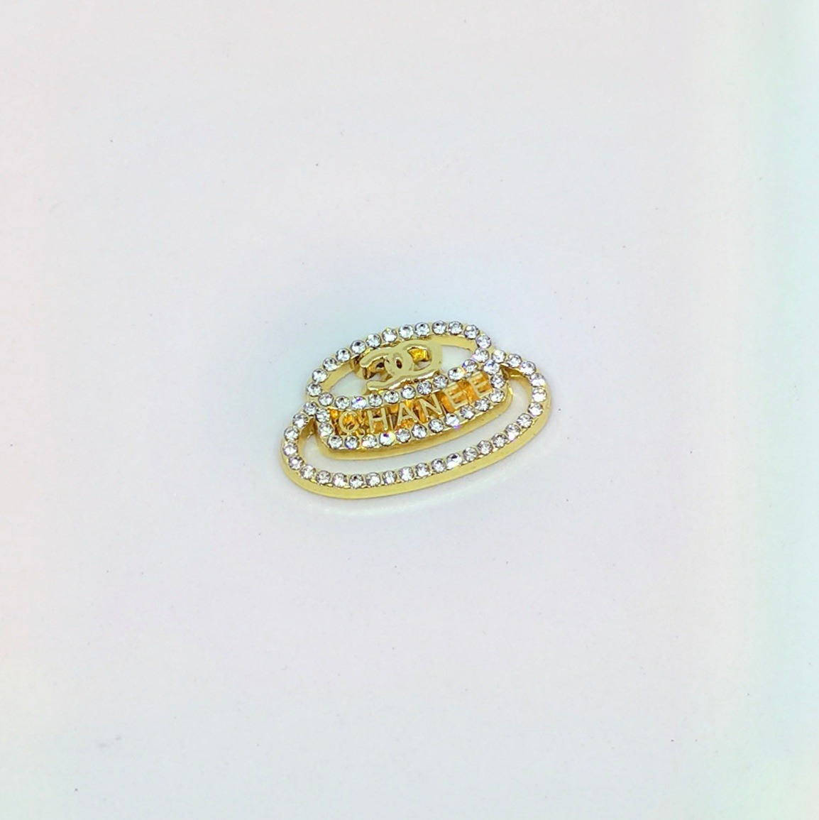 CHANEL New style fragrant grandma metal high-end electroplated paint and diamond retro style hat pendant 25*16MM