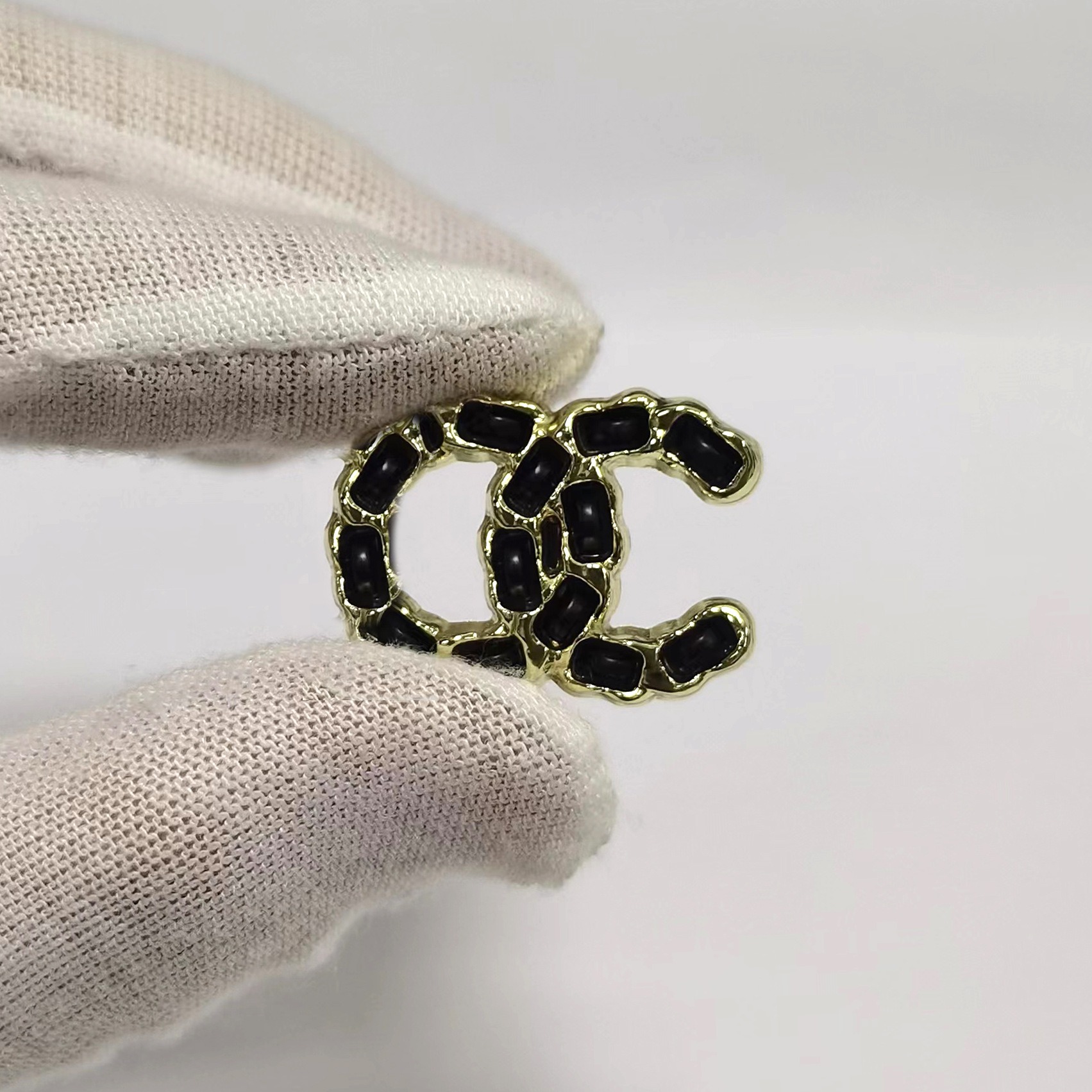 CHANEL Electroplated Painted Chain Clothing Hair Accessories Hair Clip Gripper Cell Phone Case Accessories 26*20MM