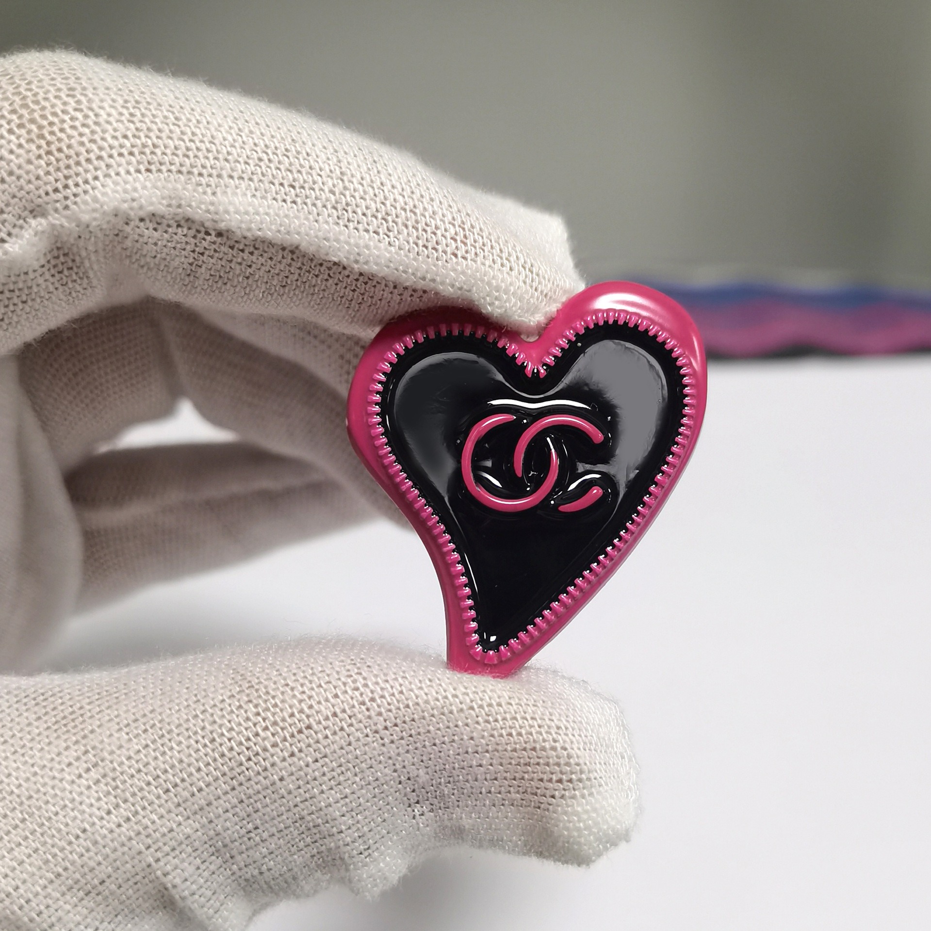 6 * 500 * 595 Transparent glass black background R772 matching single mesh panel+Rose-red edges