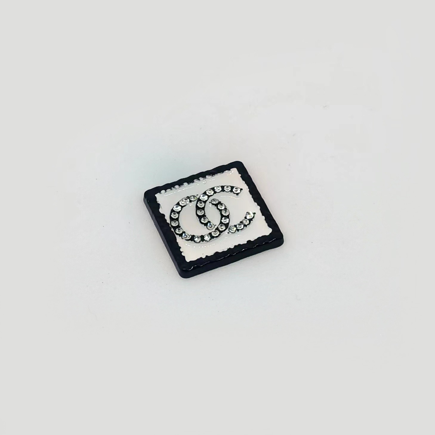 clip overscan / letterbox borders+White with stroke