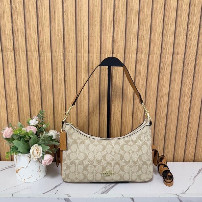 8805#COACH  This collection of Hobo shoulder bags