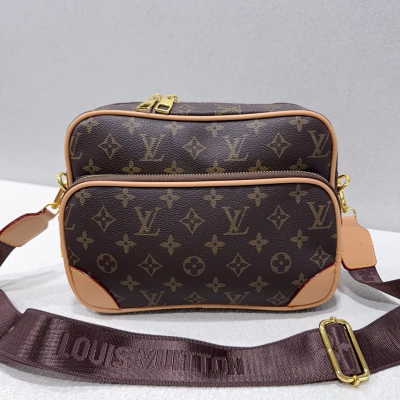 9029# Louis Vuitton Nil Messenger