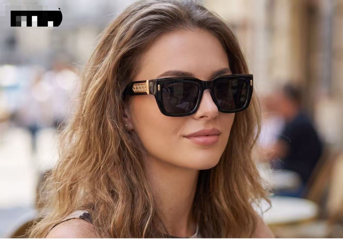 35131 P25232528 Fendi Black Thick‑Frame Square Sunglasses