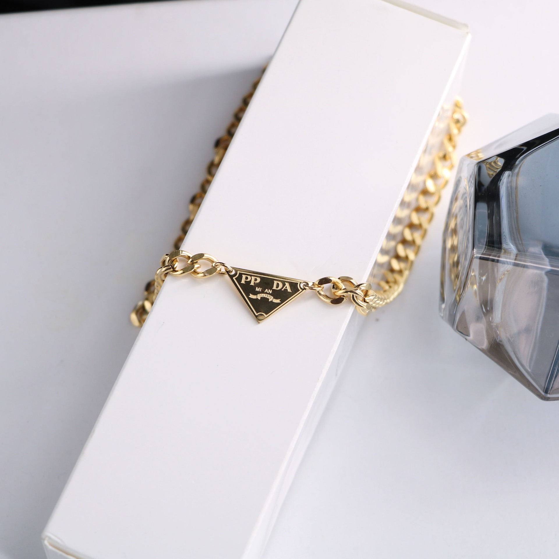 PRADA Titanium Steel Inverted Triangle Print Letter Thick Chain Necklace Necklace European and American fashion niche design clavicle bracelet
