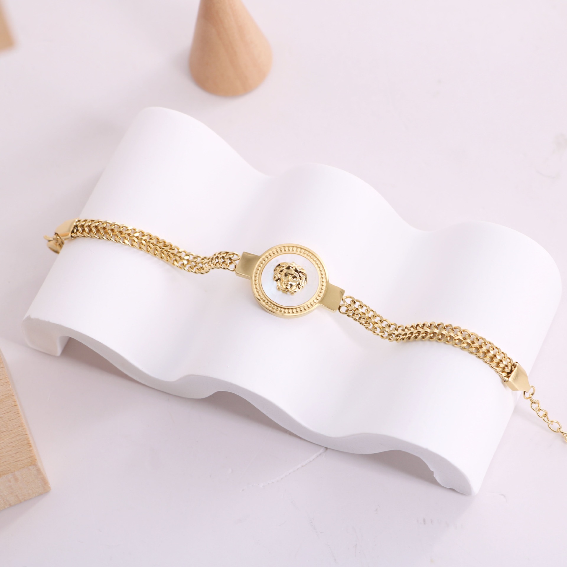 Fashion Stereo Portrait Round Brand Titanium Steel Braided Chain Bracelet Personalized vintage high-quality color-retaining jewelry